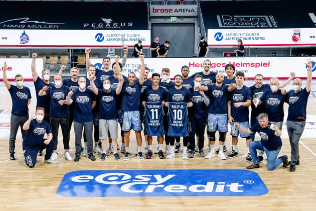 Das Team der HAKRO Merlins Crailsheim freut aich über die erste Playoff-Teilnahme in der Basketball Bundesliga nach dem 77:70.-Sieg bei Brose Bamberg u.a. im Bild Headcoach Tuomas Iisalo (HAKRO Merlins Crailsheim) 02 Trae Bell-Haynes (HAKRO Merlins Crailsheim) 03 Marice Stuckey (HAKRO Merlins Crailsheim) 04 Nimrod Hilliard (HAKRO Merlins Crailsheim) 05 Aleksa Kovacevic (HAKRO Merlins Crailsheim) 06 Elias Lasisi (HAKRO Merlins Crailsheim) 09 Fabian Bleck (HAKRO Merlins Crailsheim) 13 Radii Caisin (HAKRO Merlins Crailsheim) 15 Bogdan Radosavljevic (HAKRO Merlins Crailsheim) 17 Jamuni McNease (HAKRO Merlins Crailsheim) 22 Dejan Kovacevic (HAKRO Merlins Crailsheim) 24 Jeremy Jones (HAKRO Merlins Crailsheim) Geschäftsführer Martin Romig Brose Bamberg - HAKRO Merlins Crailsheim - easyCredit-BBL - Basketball Bundesliga - Basketball Saison 2020 21 - 34. Spieltag, 09.05.2021 Bamberg, Brose Arena Copyright: DanielxLöb