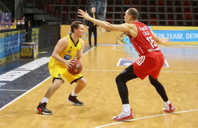 Ludwigsburg , Basketball easyCredit BBL Bundesliga , MHP RIESEN Ludwigsburg vs. Bayern München , von links: JordanHulls ( Riesen ) Robin Amaize ( Bayern )