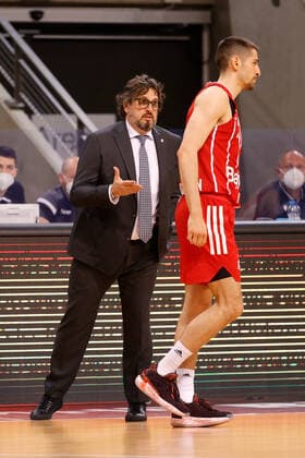Ludwigsburg , Basketball easyCredit BBL Bundesliga , MHP RIESEN Ludwigsburg vs. Bayern München , v.l. Trainer Andrea Trinchieri (Bayern) Diego Flaccadori (Bayern)