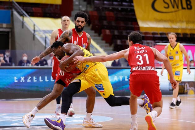 Ludwigsburg , Basketball easyCredit BBL Bundesliga , MHP RIESEN Ludwigsburg vs. Bayern München , v.l. D.J Seeley (Bayern) Yorman Polas Bartolo (Riesen) Zan Mark Sisko (Bayern)