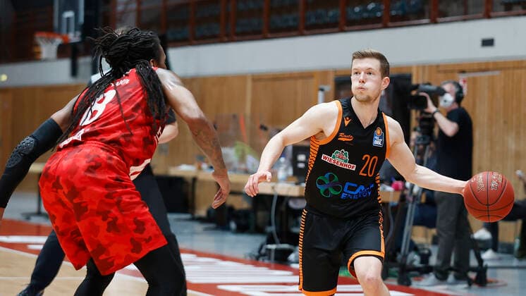 09.05.2021, Basketball, BBL 2020 2021, 34. Spieltag, s.Oliver Wuerzburg - RASTA Vechta, GER, Wuerzburg, s.Oliver Arena, Bild: v. li. Robert Lowery (s.Oliver Wuerzburg) und Jannes Hundt (Rasta Vechta) Copyright: HMBxMedia xHeikoxBecker