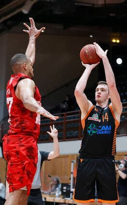 09.05.2021, Basketball, BBL 2020 2021, 34. Spieltag, s.Oliver Wuerzburg - RASTA Vechta, GER, Wuerzburg, s.Oliver Arena, Bild: v. li. Alex King (s.Oliver Wuerzburg) und Philipp Herkenhoff (Rasta Vechta) Copyright: HMBxMedia xHeikoxBecker