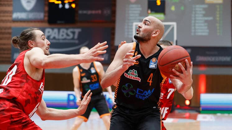 09.05.2021, Basketball, BBL 2020 2021, 34. Spieltag, s.Oliver Wuerzburg - RASTA Vechta, GER, Wuerzburg, s.Oliver Arena, Bild: v. li. Julian Albus (s.Oliver Wuerzburg) und Stefan Peno (Rasta Vechta) Copyright: HMBxMedia xHeikoxBecker