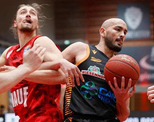 09.05.2021, Basketball, BBL 2020 2021, 34. Spieltag, s.Oliver Wuerzburg - RASTA Vechta, GER, Wuerzburg, s.Oliver Arena, Bild: v. li. Julian Albus (s.Oliver Wuerzburg) und Stefan Peno (Rasta Vechta) Copyright: HMBxMedia xHeikoxBecker