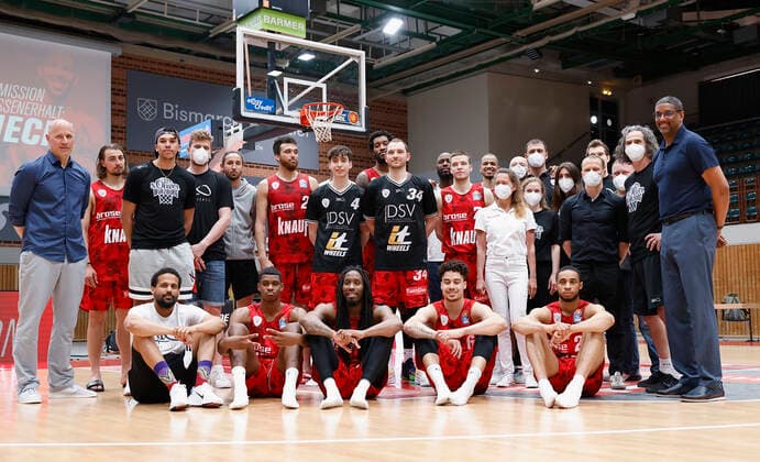 09.05.2021, Basketball, BBL 2020 2021, 34. Spieltag, s.Oliver Wuerzburg - RASTA Vechta, GER, Wuerzburg, s.Oliver Arena, Bild: v. li. Das Team 2020-21 mit Betreuern und Trainern Copyright: HMBxMedia xHeikoxBecker