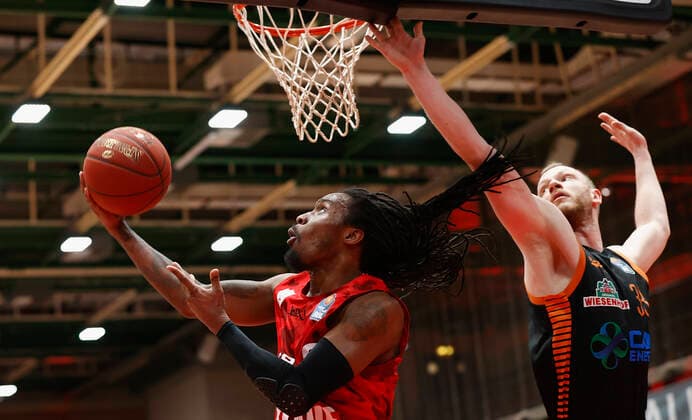 Sport Bilder des Tages 09.05.2021, Basketball, BBL 2020 2021, 34. Spieltag, s.Oliver Wuerzburg - RASTA Vechta, GER, Wuerzburg, s.Oliver Arena, Bild: v. li. Robert Lowery (s.Oliver Wuerzburg) und Robin Christen (Rasta Vechta) Copyright: HMBxMedia xHeikoxBecker