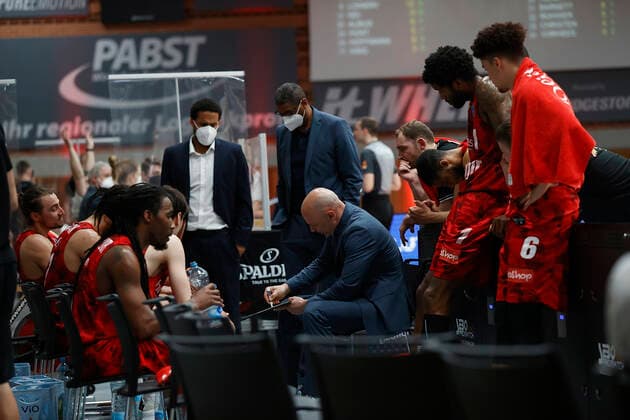 09.05.2021, Basketball, BBL 2020 2021, 34. Spieltag, s.Oliver Wuerzburg - RASTA Vechta, GER, Wuerzburg, s.Oliver Arena, Bild: v. li. Auszeit mit Headcoach Denis Wucherer (s.Oliver Wuerzburg) Copyright: HMBxMedia xHeikoxBecker