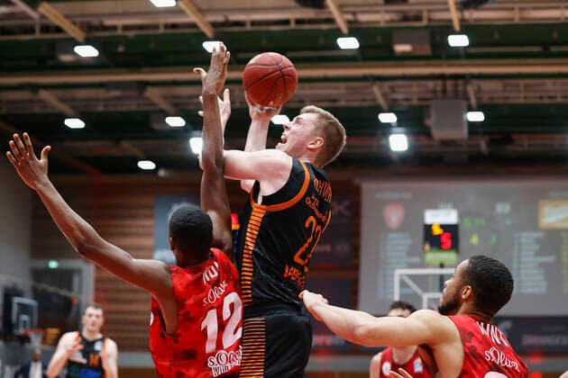 09.05.2021, Basketball, BBL 2020 2021, 34. Spieltag, s.Oliver Wuerzburg - RASTA Vechta, GER, Wuerzburg, s.Oliver Arena, Bild: v. li. Elija Ndi (s.Oliver Wuerzburg), Bjoern Rohwer (Rasta Vechta) und Cameron Hunt (s.Oliver Wuerzburg) Copyright: HMBxMedia xHeikoxBecker