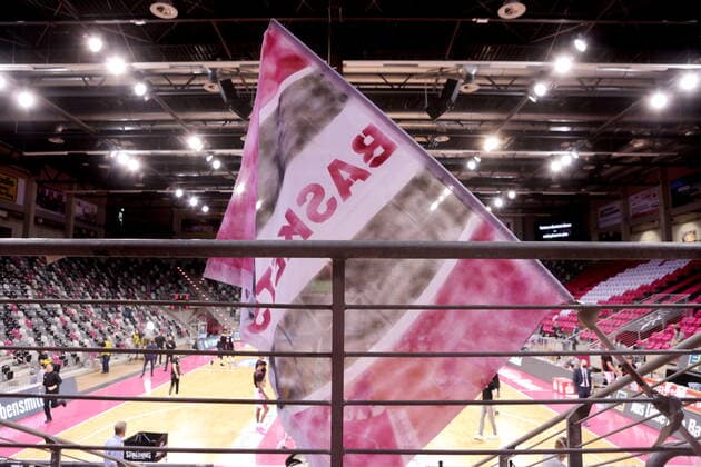 Leere Tribünen mit Plakaten der Fans 100% Herzblut Heartberg - beim Spiel Telekom Baskets Bonn vs. ratiopharm Ulm easyCredit BBL 1. Bundesliga , Saison 2020 2021 , 34. Spieltag