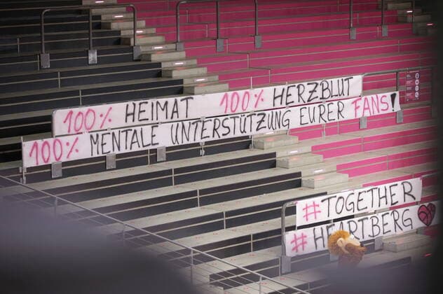 Leere Tribünen mit Plakaten der Fans 100% Herzblut Heartberg - beim Spiel Telekom Baskets Bonn vs. ratiopharm Ulm easyCredit BBL 1. Bundesliga , Saison 2020 2021 , 34. Spieltag