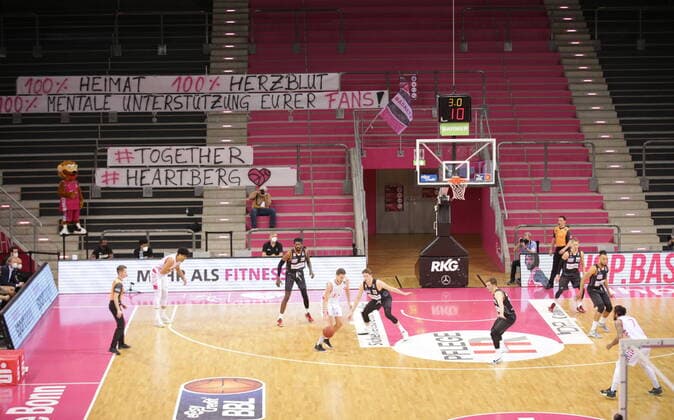 Leere Tribünen mit Plakaten der Fans 100% Herzblut Heartberg - beim Spiel Telekom Baskets Bonn vs. ratiopharm Ulm easyCredit BBL 1. Bundesliga , Saison 2020 2021 , 34. Spieltag