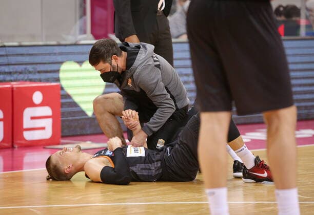 Telekom Baskets Bonn vs. ratiopharm Ulm , Thomas Klepeisz , verletzt am Boden easyCredit BBL 1. Bundesliga , Saison 2020 2021 , 34. Spieltag