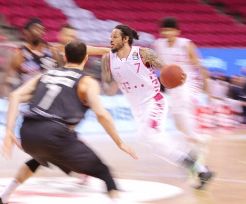Chris Babb Telekom Baskets Bonn vs. ratiopharm Ulm , verwischt , Mitzieher easyCredit BBL 1. Bundesliga , Saison 2020 2021 , 34. Spieltag
