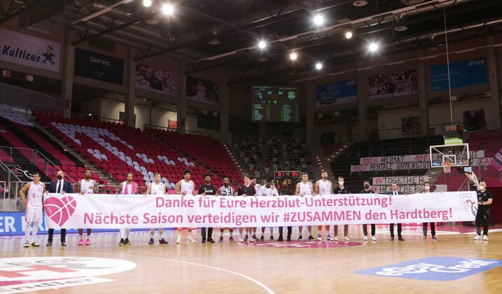 Team Telekom Baskets Bonn nach dem Spiel vs. ratiopharm Ulm mit Transparent Plakat Danke für Eure Herzblut Unterstützung an die Fans easyCredit BBL 1. Bundesliga , Saison 2020 2021 , 34. Spieltag