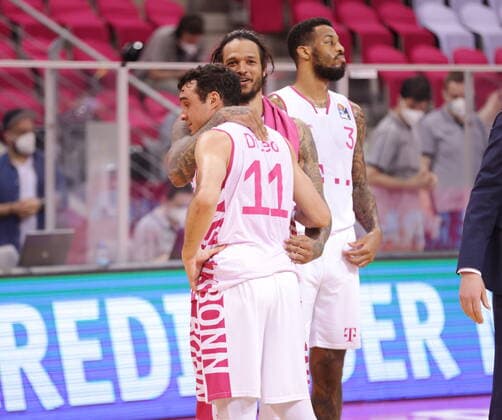 Chris Babb, Anthony DiLeo Telekom Baskets Bonn enttäuscht nach dem Spiel vs. ratiopharm Ulm easyCredit BBL 1. Bundesliga , Saison 2020 2021 , 34. Spieltag