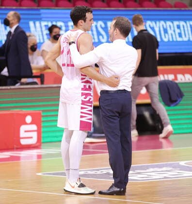 Trainer Will Voigt, Anthony DiLeo Telekom Baskets Bonn enttäuscht nach dem Spiel vs. ratiopharm Ulm easyCredit BBL 1. Bundesliga , Saison 2020 2021 , 34. Spieltag