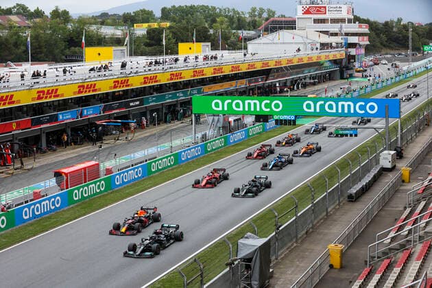 Start of the race, 44 HAMILTON Lewis (gbr), Mercedes AMG F1 GP W12 E Performance, 33 VERSTAPPEN Max (nld), Red Bull Racing Honda RB16B, action during the Formula 1 Aramco Gran Premio De Espana 2021 from May 07 to 10, 2021 on the Circuit de Barcelona-Catalunya, in Montmelo, near Barcelona, Spain FORMULE 1 : Grand prix d Espagne - Barcelone - 09 05 2021 DPPI Panoramic 