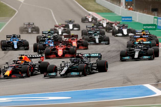 Start, 33 Max Verstappen (NED, Red Bull Racing), 44 Lewis Hamilton (GBR, Mercedes-AMG Petronas F1 Team), F1 Grand Prix of Spain at Circuit de Barcelona-Catalunya on May 9, 2021 in Barcelona, Spain. (Photo by HOCH ZWEI) Barcelona Spain