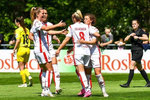 Die Spielerinnen des 1. FC Köln bejubeln das 1:0 durch Mandy Islacker (Köln, 8, Bildmitte Rückansicht), jubeln über ein Tor, Jubel, Torjubel, Torerfolg, celebrate the goal, goal, celebration, Jubel ueber das Tor, optimistisch, Action, Aktion, 09.05.2021, Köln (Deutschland), Fussball, 2. Frauen-Bundesliga Süd, 1. FC Köln - FC Würzburger Kickers, DFB DFL REGULATIONS PROHIBIT ANY USE OF PHOTOGRAPHS AS IMAGE SEQUENCES AND OR QUASI-VIDEO.