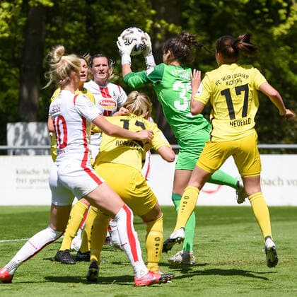 Johanna Popp (Torwart Würzburger Kickers, 33), pariert den Ball, Parade, Glanzparade, hält den Ball, Action, Aktion, 09.05.2021, Köln (Deutschland), Fussball, 2. Frauen-Bundesliga Süd, 1. FC Köln - FC Würzburger Kickers, DFB DFL REGULATIONS PROHIBIT ANY USE OF PHOTOGRAPHS AS IMAGE SEQUENCES AND OR QUASI-VIDEO.