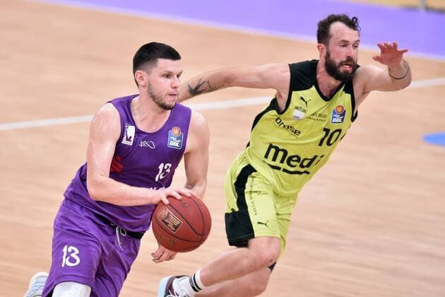 Rihards Lomazs (BG Goettingen) (am Ball), Bastian Doreth (medi bayreuth) , Basketball, Bundesliga, BBL, BG Goettingen - medi bayreuth, 09.05.2021, BG Goettingen - medi bayreuth, Basketball, Bundesliga, GER, BBL, 09.05.2021 Goettingen Copyright: xEibner-Pressefotox-xRolandxSippelx