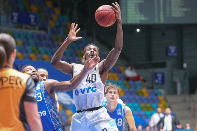 Robertson Quantez,(Fraport Skyliners, 23),Cuthbertson Zac,(Hamburg Towers, 40), , GER, Basketball,Fraport Skyliners - EWE Baskets Oldenburg, 02.05.2021, Frankfurt Copyright: xEibner-Pressefoto UlrichxScherbax EP_usm