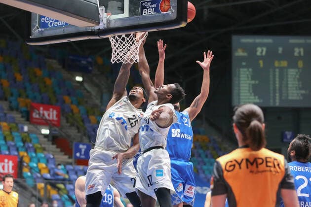 Allen Terry,(Hamburg Towers, 25),Cuthbertson Zac,(Hamburg Towers, 40), Murphy Kamari,(Fraport Skyliners, 21), , GER, Basketball,Fraport Skyliners - EWE Baskets Oldenburg, 02.05.2021, Frankfurt Copyright: xEibner-Pressefoto UlrichxScherbax EP_usm