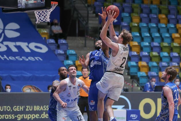 Johannes Richter,(Hamburg Towers, 12),Robertson Quantez,(Fraport Skyliners, 23),Swing Jordan,(Hamburg Towers, 2),Gudmundsson Jon Axel,(Fraport Skyliners, 30), , GER, Basketball,Fraport Skyliners - EWE Baskets Oldenburg, 02.05.2021, Frankfurt Copyright: xEibner-Pressefoto UlrichxScherbax EP_usm