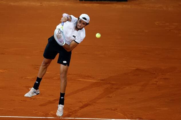 Matteo Berrettini of Italy in action against Alexander Zverev of Germany during the men s final at the Mutua Madrid Open tennis tou?rnament in Madrid, Spain, 09 May 2021. Mutua Madrid Open tennis tou?rnament !ACHTUNG: NUR REDAKTIONELLE NUTZUNG!  Copyright: xChemaxMoyax GRAF3458 20210509-637561851729822005