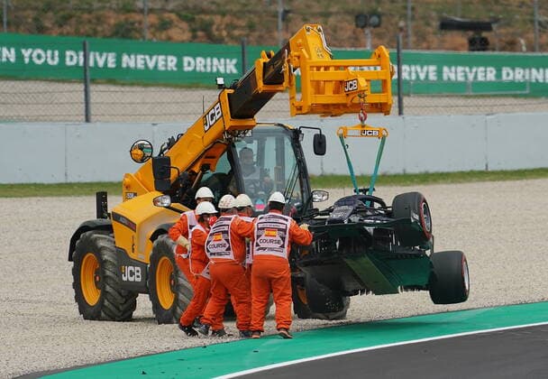 F1 Aramco Grand Prix von Spanien 2021 09.05.2021, Circuit de Catalunya, Barcelona, F1 Aramco Grand Prix von Spanien 2021 , im Bild Ausfall von Yuki Tsunoda (JPN 22), Scuderia AlphaTauri Honda, das Auto wird mit einem Kranfahrzeug geborgen.