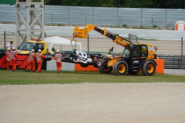 F1 Aramco Grand Prix von Spanien 2021 09.05.2021, Circuit de Catalunya, Barcelona, F1 Aramco Grand Prix von Spanien 2021 , im Bild Ausfall von Yuki Tsunoda (JPN 22), Scuderia AlphaTauri Honda, das Auto wird mit einem Kranfahrzeug geborgen.