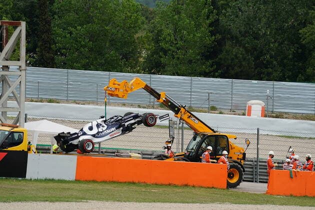 F1 Aramco Grand Prix von Spanien 2021 09.05.2021, Circuit de Catalunya, Barcelona, F1 Aramco Grand Prix von Spanien 2021 , im Bild Ausfall von Yuki Tsunoda (JPN 22), Scuderia AlphaTauri Honda, das Auto wird mit einem Kranfahrzeug geborgen.