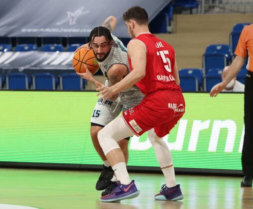 Jordan Geist ( 15, MLP Academics Heidelberg) am Ball gegen Luca Kahl ( 15, Bayer GIANTS Leverkusen) beim 2. Final-Spiel in der BARMER 2. Basketball Bundesliga Pro A, MLP Academics Heidelberg - Bayer Giants Leverkusen. Heidelberg. 09.05.21 Basketball , 09.05.2021, Heidelberg (Deutschland)