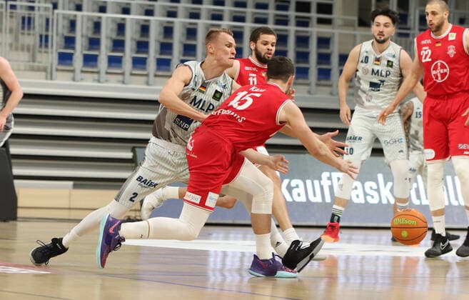Niklas Wuerzner ( 2, MLP Academics Heidelberg) in der Verteidigung gegen Luca Kahl ( 15, Bayer GIANTS Leverkusen) beim 2. Final-Spiel in der BARMER 2. Basketball Bundesliga Pro A, MLP Academics Heidelberg - Bayer Giants Leverkusen. Heidelberg. 09.05.21 Basketball , 09.05.2021, Heidelberg (Deutschland)