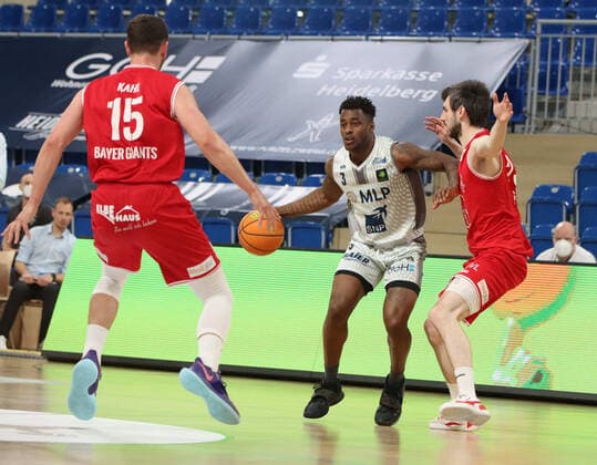Shaun Willett ( 3, MLP Academics Heidelberg) am Ball beim 2. Final-Spiel in der BARMER 2. Basketball Bundesliga Pro A, MLP Academics Heidelberg - Bayer Giants Leverkusen. Heidelberg. 09.05.21 Basketball , 09.05.2021, Heidelberg (Deutschland)