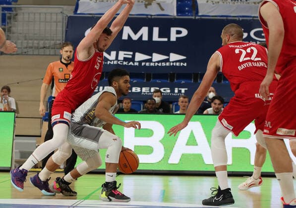 Saeed Nelson ( 1, MLP Academics Heidelberg) am Ball gagn Dennis Heinzmann ( 22, Bayer GIANTS Leverkusen) beim 2. Final-Spiel in der BARMER 2. Basketball Bundesliga Pro A, MLP Academics Heidelberg - Bayer Giants Leverkusen. Heidelberg. 09.05.21 Basketball , 09.05.2021, Heidelberg (Deutschland)