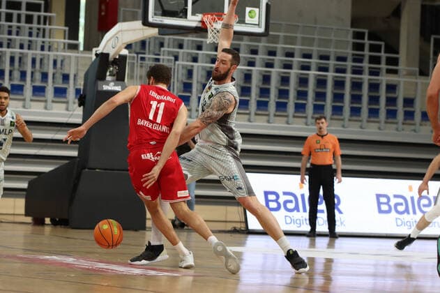 Phillipp Heyden ( 22, MLP Academics Heidelberg) in der Verteidigung gegen Sheldon Eberhardt ( 11, Bayer GIANTS Leverkusen) beim 2. Final-Spiel in der BARMER 2. Basketball Bundesliga Pro A, MLP Academics Heidelberg - Bayer Giants Leverkusen. Heidelberg. 09.05.21 Basketball , 09.05.2021, Heidelberg (Deutschland)