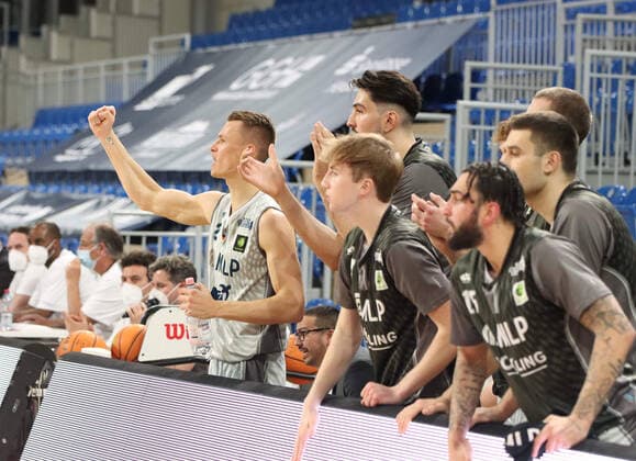 Jubel auf der Bank der MLP Academics Heidelberg beim 2. Final-Spiel in der BARMER 2. Basketball Bundesliga Pro A, MLP Academics Heidelberg - Bayer Giants Leverkusen. Heidelberg. 09.05.21 Basketball , 09.05.2021, Heidelberg (Deutschland)