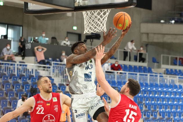 Shaun Willett ( 3, MLP Academics Heidelberg) beim Wurf beim 2. Final-Spiel in der BARMER 2. Basketball Bundesliga Pro A, MLP Academics Heidelberg - Bayer Giants Leverkusen. Heidelberg. 09.05.21 Basketball , 09.05.2021, Heidelberg (Deutschland)