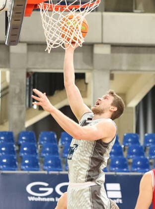 Evan McGaughey ( 42, MLP Academics Heidelberg) beim Wurf beim 2. Final-Spiel in der BARMER 2. Basketball Bundesliga Pro A, MLP Academics Heidelberg - Bayer Giants Leverkusen. Heidelberg. 09.05.21 Basketball , 09.05.2021, Heidelberg (Deutschland)