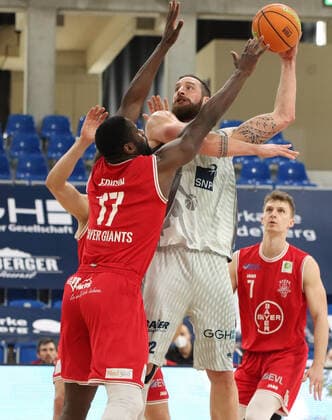 Phillipp Heyden ( 22, MLP Academics Heidelberg) im Duell gegen Eddy Edigin Jr. ( 17, Bayer GIANTS Leverkusen) beim 2. Final-Spiel in der BARMER 2. Basketball Bundesliga Pro A, MLP Academics Heidelberg - Bayer Giants Leverkusen. Heidelberg. 09.05.21 Basketball , 09.05.2021, Heidelberg (Deutschland)