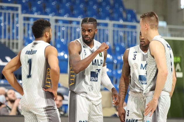 Shyron Ely ( 5, MLP Academics Heidelberg) gibt Anweisungen an Saeed Nelson ( 1, MLP Academics Heidelberg) Shaun Willett ( 3, MLP Academics Heidelberg) und Niklas Wuerzner ( 2, MLP Academics Heidelberg) beim 2. Final-Spiel in der BARMER 2. Basketball Bundesliga Pro A, MLP Academics Heidelberg - Bayer Giants Leverkusen. Heidelberg. 09.05.21 Basketball , 09.05.2021, Heidelberg (Deutschland)