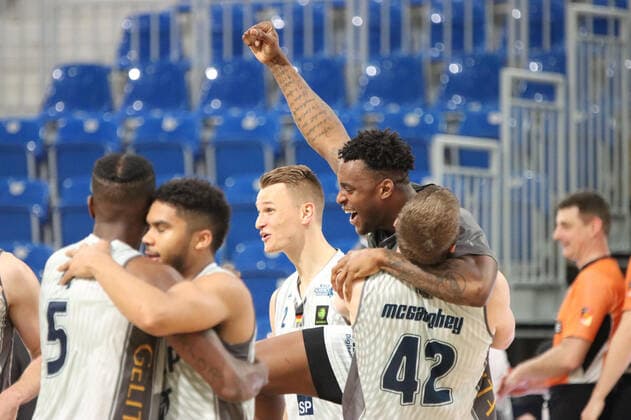 Sport Bilder des Tages Jubel bei den MLP Academics Heidelberg nach dem Spiel beim 2. Final-Spiel in der BARMER 2. Basketball Bundesliga Pro A, MLP Academics Heidelberg - Bayer Giants Leverkusen. Heidelberg. 09.05.21 Basketball , 09.05.2021, Heidelberg (Deutschland)