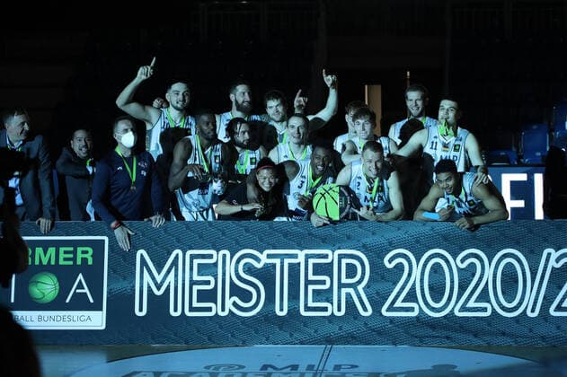 Meister der Saison 2020 2021 MLP Academics Heidelberg beim 2. Final-Spiel in der BARMER 2. Basketball Bundesliga Pro A, MLP Academics Heidelberg - Bayer Giants Leverkusen. Heidelberg. 09.05.21 Basketball , 09.05.2021, Heidelberg (Deutschland)