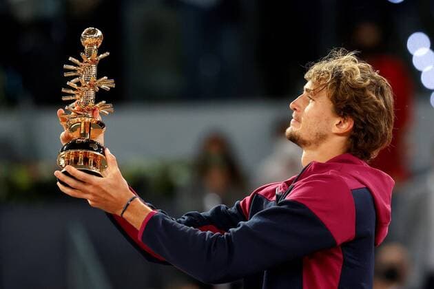 Bilder des Jahres 2021, Sport 05 Mai Sport Themen der Woche KW18 Sport Bilder des Tages Alexander Zverev of Germany poses with the trophy after winning against Matteo Berrettini of Italy during the men s final at the Mutua Madrid Open tennis tou?rnament in Madrid, Spain, 09 May 2021. Mutua Madrid Open tennis tou?rnament !ACHTUNG: NUR REDAKTIONELLE NUTZUNG!  Copyright: xChemaxMoyax GRAF3625 20210509-637561941966740153