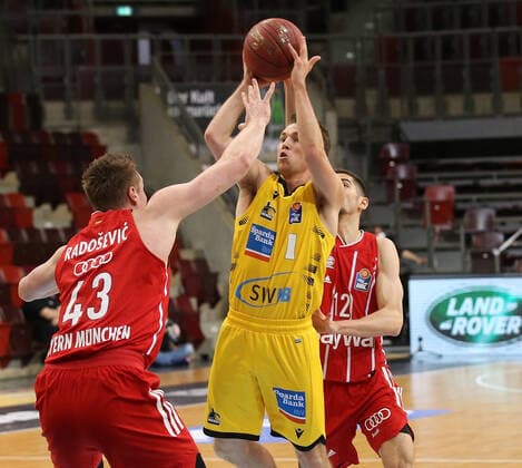 Jordan Hulls (Riesen, mitte) . MHP Riesen Ludwigsburg vs. Bayern München . Basketball-Bundesliga 2020-2021. Ludwigsburg , GER, 02.05.2021,