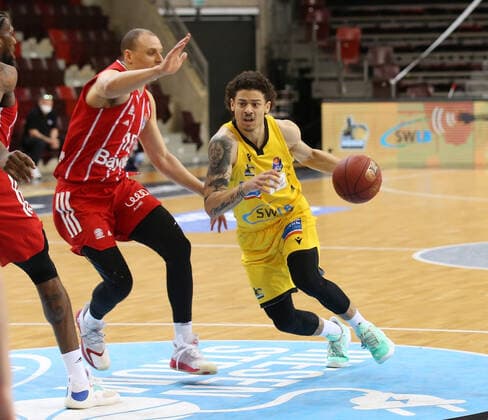V.li. Robin Amaize (Bayern), Jonah Radebaugh (Riesen) . MHP Riesen Ludwigsburg vs. Bayern München . Basketball-Bundesliga 2020-2021. Ludwigsburg , GER, 02.05.2021,