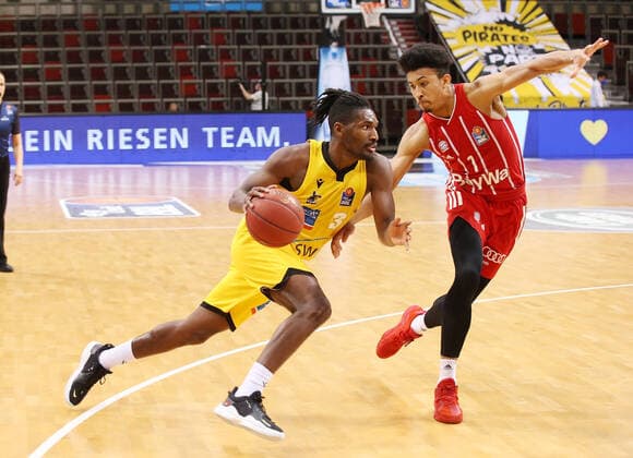 V.li. Jaleen Smith (Riesen) , Jason George (Bayern) . MHP Riesen Ludwigsburg vs. Bayern München . Basketball-Bundesliga 2020-2021. Ludwigsburg , GER, 02.05.2021,
