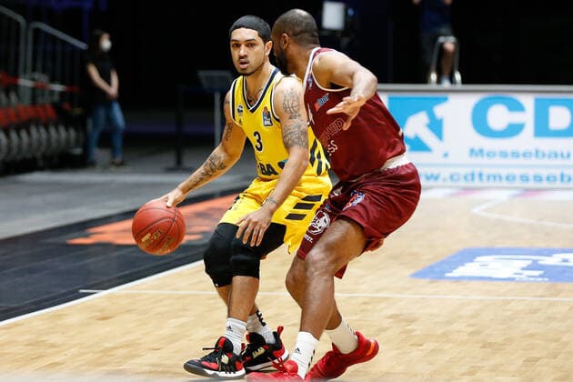 09.05.2021, xgox, Basketball, easyCredit BBL, Niners Chemnitz - Alba Berlin emspor, v.l. Peyton Siva (Alba Berlin, 3) Zweikampf Chemnitz