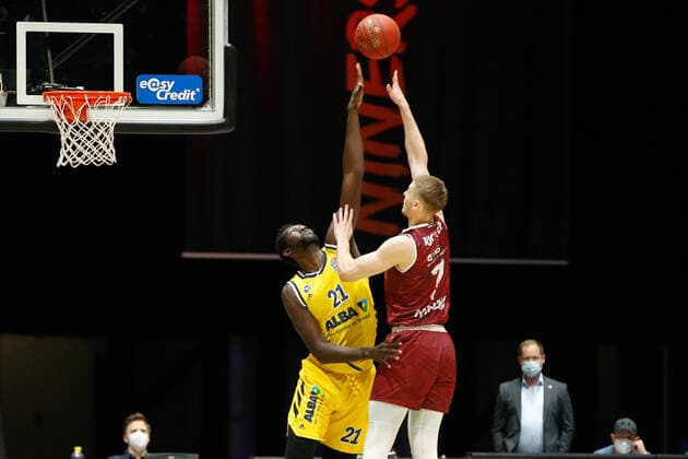 09.05.2021, xgox, Basketball, easyCredit BBL, Niners Chemnitz - Alba Berlin emspor, v.l. Christ Koumadje (Alba Berlin, 21), Jonas Richter (Niners Chemnitz, 7) Zweikampf Chemnitz
